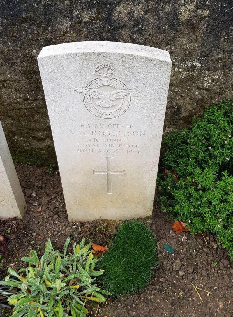 Grave flying officer vivian alexander robertson