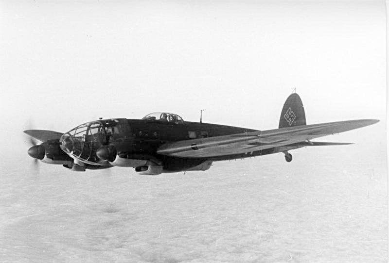 Bundesarchiv bild 101i 647 5211 33 flugzeug heinkel he 111